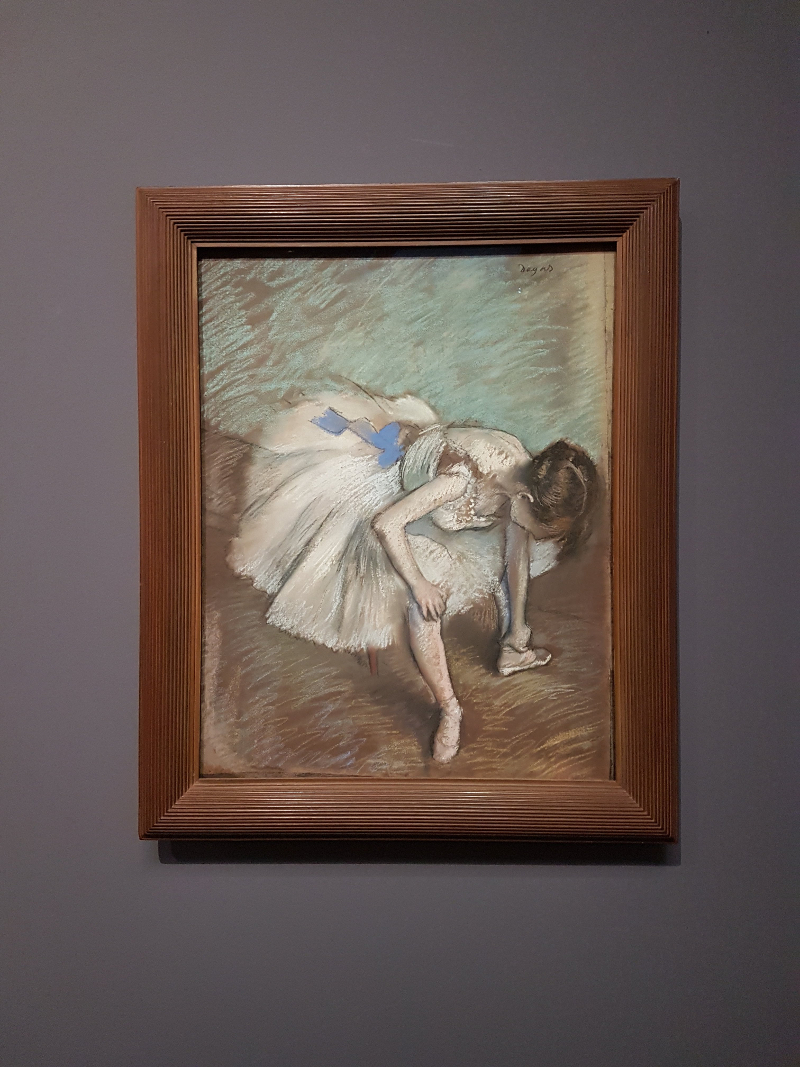 danseuse assise se massant le pied, Degas - musée d'Orsay