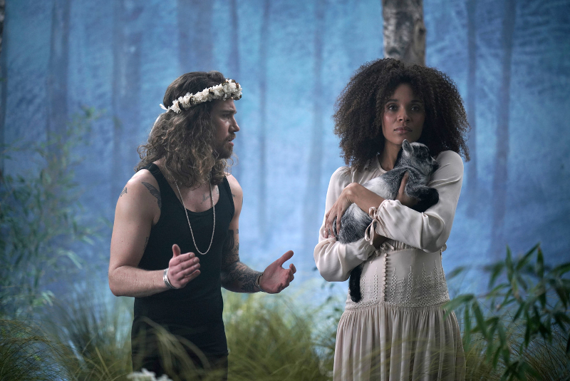 La semaine dernière s’est terminée la série Dix pour cent sur France 2. Si vous regardez un petit peu la télé parfois, même rien qu’un petit peu, vous n’avez pas pu passer à côté de l’imposante promo autour de la saison 4, la dernière, de cette série française diffusée depuis 2015. Pour ma part, Dix pour cent est une série que j’ai beaucoup aimé suivre pendant ses trois premières saisons, donc j’attendais avec impatience ce qu’allaient donner ces 6 ultimes épisodes, et surtout le final !  Pendant ces 4 saisons, nous avons donc suivi le quotidien de l’agence ASK, et ses agents Andrea, Matthias, Gabriel & Arlette qui suivent des acteurs prestigieux, accompagnés de leurs assistants Camille, Hervé et Noémie et de la réceptionniste / apprentie comédienne Sofia. Forcément des histoires se nouent entre les personnages principaux, et d’autres qui intègrent la série, comme Hicham, nouvel actionnaire d’ASK dès la saison 2. Mais clairement l’argument de Dix pour cent dès la premier regard sur la série c’est l’intervention d’acteurs qui jouent leurs propres rôles avec beaucoup d’autodérision. Chaque épisode est rythmé par les journées trépidantes des agents face aux états d’âme de leurs acteurs, dans des retournements de situation qui vont à 100 à l’heure, avec pour chacun une vie privée qui a du mal à trouver sa place.  Franchement, j’ai absolument adoré cette série pendant ses trois premières saisons. Dès le début j’ai totalement accroché avec l’univers de cette agence, déjà car c’est vraiment amusant de voir des stars jouer leurs rôles mais surtout tous les personnages ou presque ont une vraie identité, on s’attache à eux et leurs problèmes. Mention particulière pour Camille Cottin, car clairement Andréa est la grande héroïne de cette série et sa performance est excellente. Mais il n’y a pas qu’elle, et chacun apporte sa touche avec justesse, et surtout beaucoup d’humour. Et on rigole, vraiment. Franchement, voir le duo Julie Gayet et Joey Starr ou celui entre Virginie Efira et Ramzy Bedia, c’est vraiment des moments de pure comédie comme on aime. J’ai aussi beaucoup aimé l’intrigue consacrée à Jean Dujardin, qui est assez mythique ! Et que dire du rôle d’exalté mystique réservé à Julien Doré ? Mais ma préférence absolue va à l’épisode de la saison 3 consacré à Isabelle Huppert, engagé sur deux tournages différents en simultané. Toutes ses stars trouvent leurs places sans soucis à côté de leurs agents, tout est crédible et même si les scènes sont outrées on sent le fond de réalité derrière les anecdotes. Ce n’est pas pour rien que l’origine du projet vient d’un agent de stars bien connu, Dominique Besnehard.  Alors, pourquoi je vous dis que ce clap de fin a été décevant, après tant d’éloges sur la série ? Et bien cette saison 4 pour moi, ça ne l’a pas fait, pas du tout. L’évolution de certains personnages vers d’autres univers, sans trop vous spoiler, fait éclater la bulle ASK et on perd pas mal en cohérence. Si des seconds rôles comme Noémie et Hervé prennent une dimension vraiment intéressante, les autres semblent un peu en bout de course dans leurs interprétations, en tout cas le scénario autour de leurs états d’âme ne m’a pas convaincu plus que ça. L’éloignement d’Hicham dans cette saison est aussi regrettable, car son personnage haut en couleurs avait beaucoup apporté à la série dès la saison 2. J’ai aussi moins aimé les rôles joués par les guests également, car j’ai trouvé qu’il y avait quand même moins d’imbroglios et donc d’humour que dans les trois précédentes saisons. Bon, j’avoue que Charlotte Gainsbourg et Sigourney Weaver étaient assez géniales quand même, mais je suis globalement restée sur ma faim. Cette saison 4 m’a semblé sans rythme, il n’y avait pas le souffle nécessaire et comme un manque d’envie. Ceux qui connaissent la fin de la série me diront qu’il y a du coup une vraie cohérence, c’est vrai. Mais quand même… Je ne sais pas si c’est le changement de scénariste pour cette dernière saison, ou juste le concept qui s'essoufflait, mais pour moi clairement cette fin que j’attendais avec tellement d’impatience est une déception.  Vous avez regardé Dix pour cent vous aussi ? Vous en avez pensé quoi de cette saison 4 