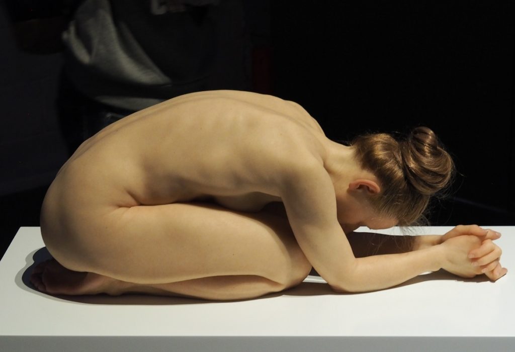 kneeling woman sam jinks hyperrealism