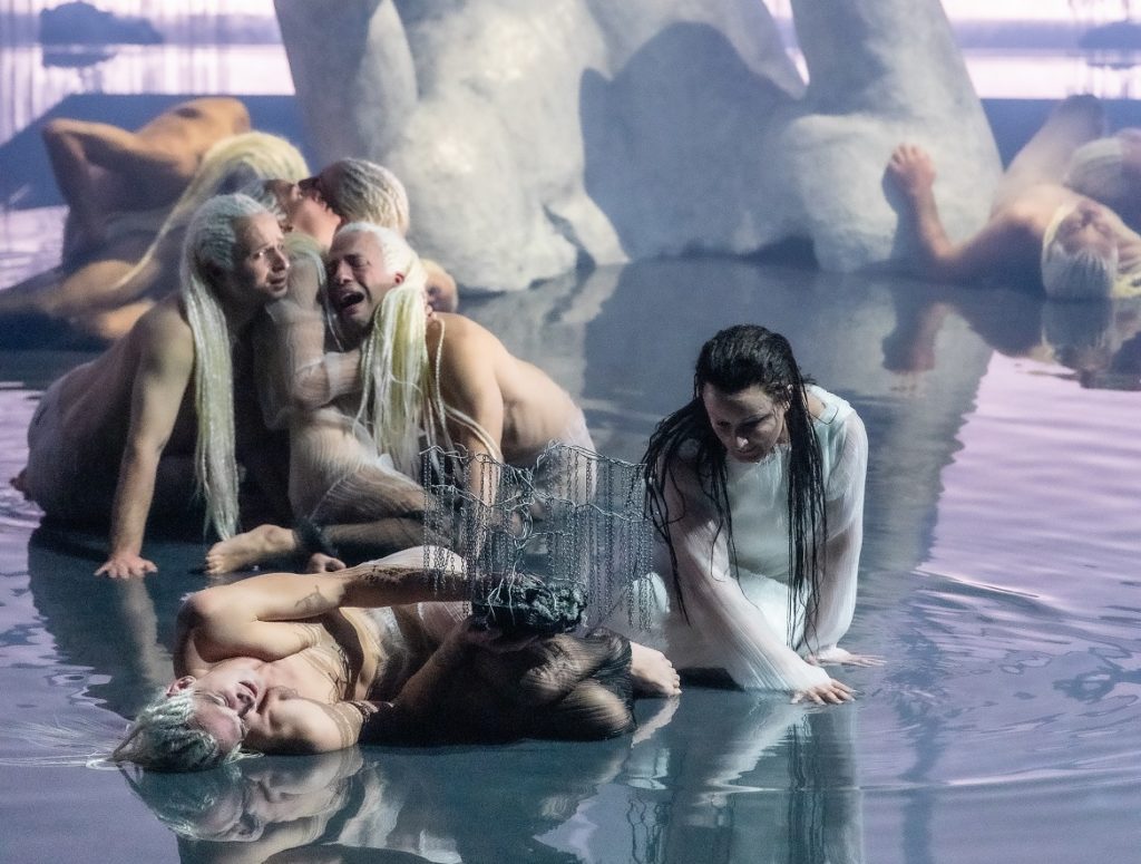 Rusalka (Anita Hartig ; mise en scène : Stefano Poda) / Crédit : Mirco Magliocca