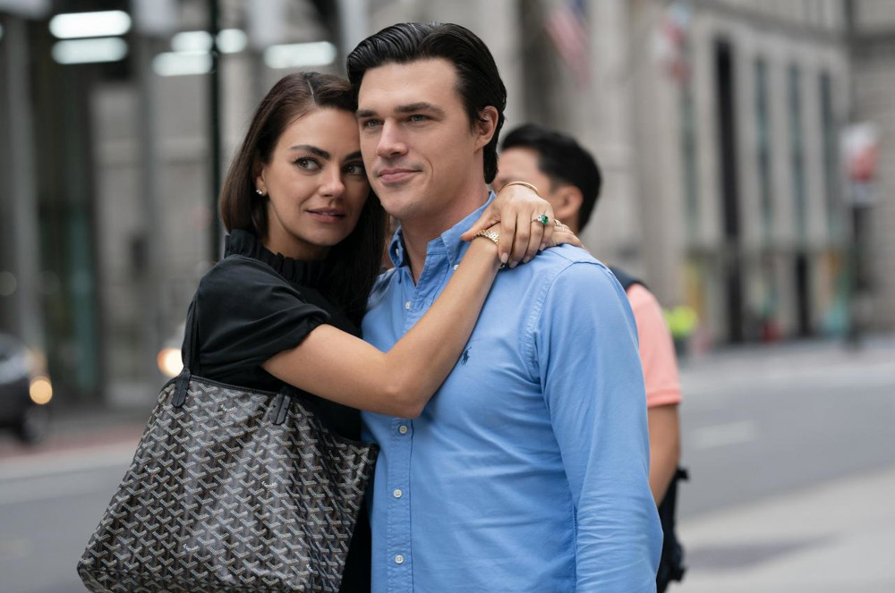 Scène du film American girl avec Mila Kunis dans le rôle d'Ani Fanelli et son fiancé Luke Harrisson joué par Finn Wittrock