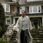 photo de Dean de The Watcher sortant de sa maison