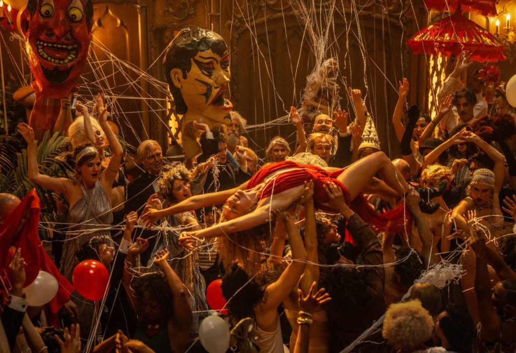 image du film Babylon, fête orgiaque avec Margot Robbie dans le rôle de Nelly LaRoy