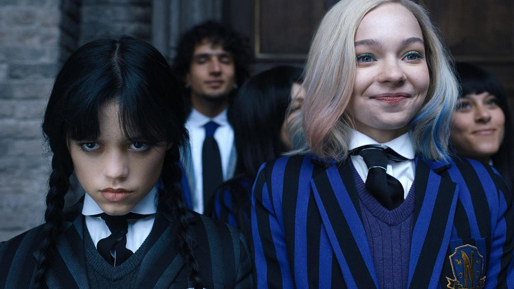 image de la série Mercredi, Jenna Ortega en Mercredi Addams et Emma Myers dans le rôle d'Enid Saint-Clair