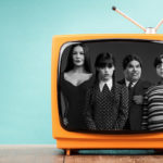 image d'un article de blog sur la série Mercredi, avec la famille Addams dans l'écran d'un téléviseur rétro