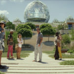 image du casting du film Glass Onion, devant le bâtiment Glass Onion