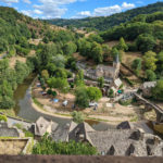 Visiter l'Aveyron : vue d'une partie du village de Belcastel