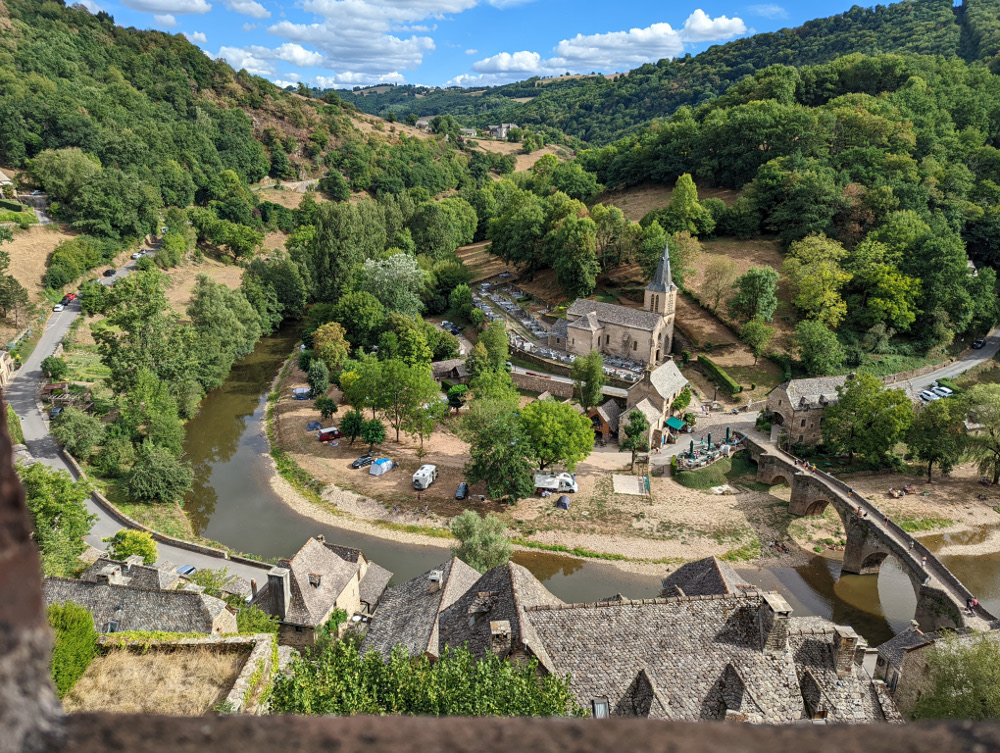 Visiter l'Aveyron : vue d'une partie du village de Belcastel