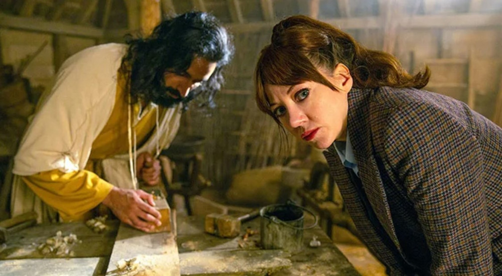 Philomena Cunk et Jésus-Christ dans la série Cunk on earth