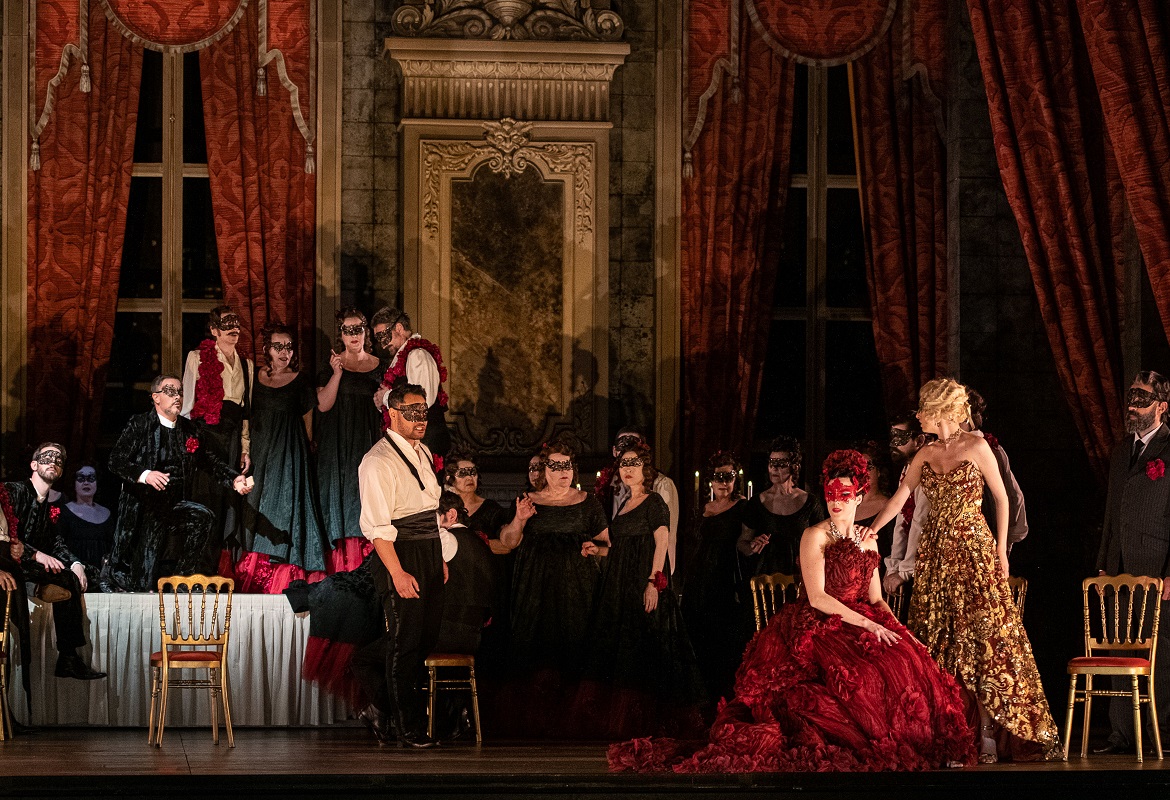 La Traviata - Amitai Pati (A. Germont), Zuzana Markova (Violetta), Victoire Bunel (Flora Bervoix) - crédit Mirco Magliocca