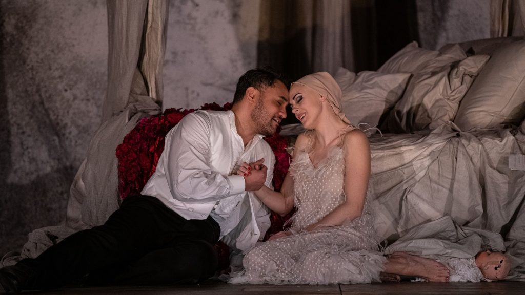 La Traviata - Amitai Pati (Alfredo Germont) et Zuzana Markova (Violetta) - crédit Mirco Magliocca