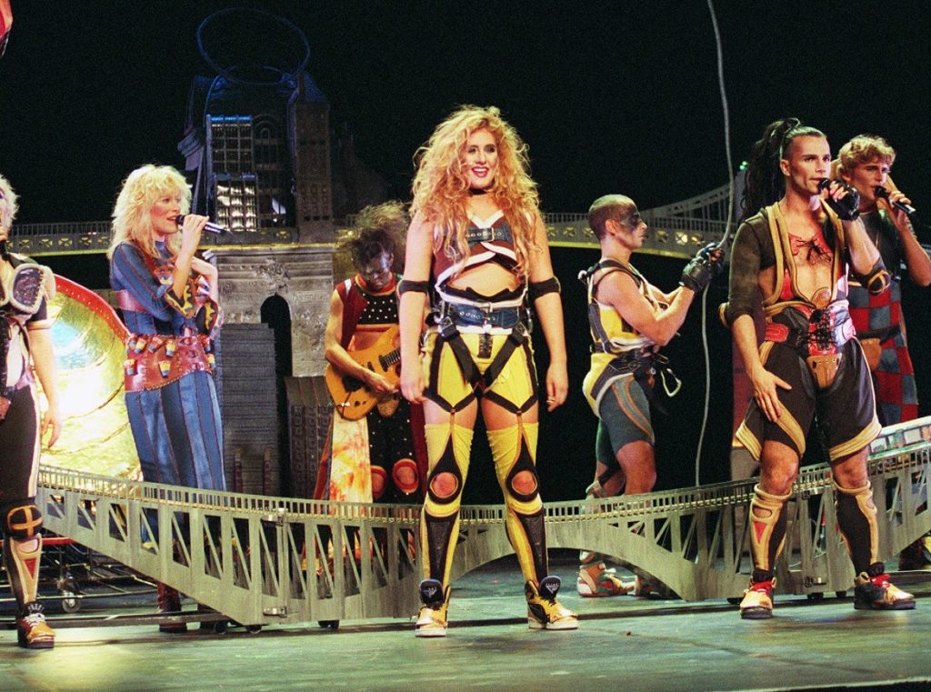 Starmania-luce-dufault-et-bruno-pelletier-sur-la-scene-du-theatre-mogador-en-1993-pour-le-spectacle-starmania