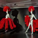costumes du Moulin Rouge présentés lors de l'expo Haute-voltige, oeuvres en plume de Maxime Leroy, au musée Paul-Dupuy