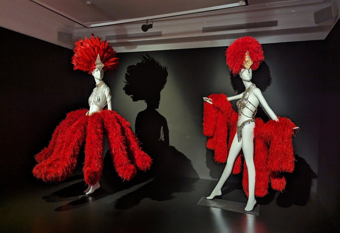 costumes du Moulin Rouge présentés lors de l'expo Haute-voltige, oeuvres en plume de Maxime Leroy, au musée Paul-Dupuy