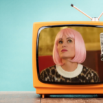 Judith Godrèche avec une perruque rose dans la série Icon of french cinema