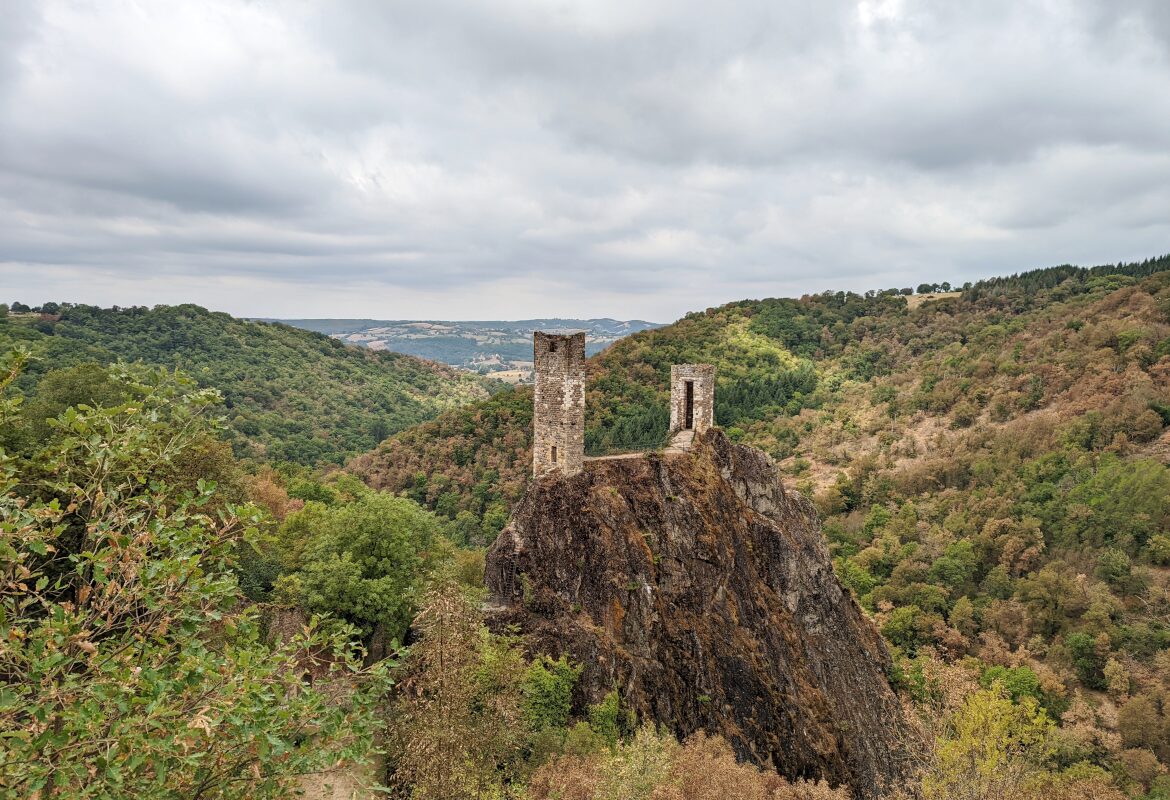 ruines du château de Peyrusse-le-Roc