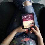 Image de la couverture du livre La sœur à la perle de Lucinda Riley sur une liseuse