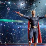 Homelander dans la saison 4 de The Boys, levant les bras sous une pluie de confettis