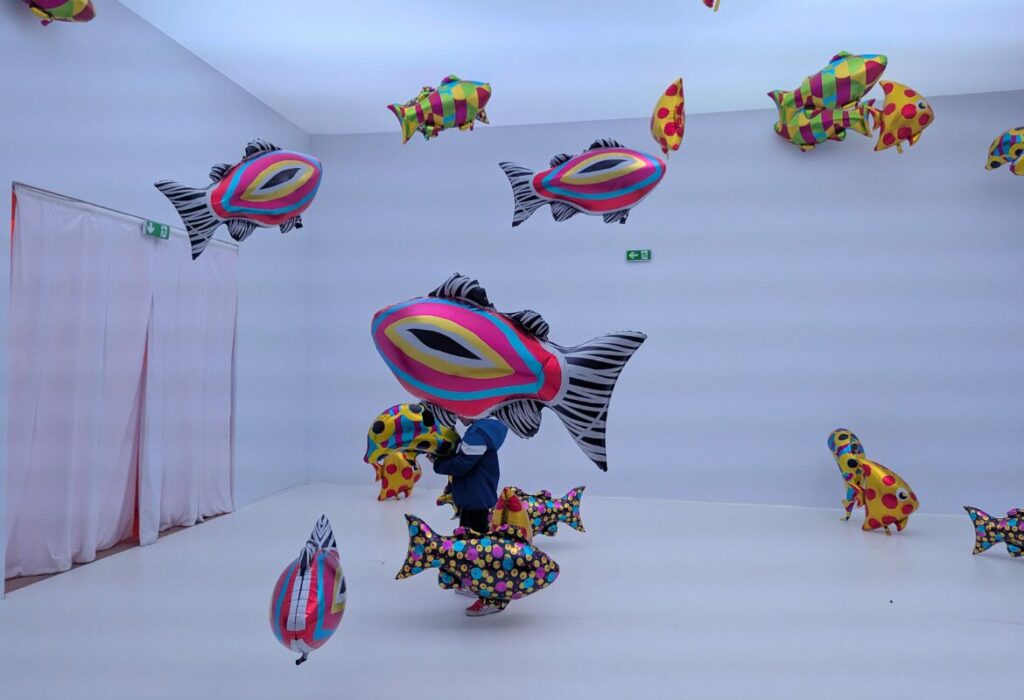 Let Me Hold You My room is another fishbowl de Philippe Parreno à l'expo Euphoria au Grand Palais