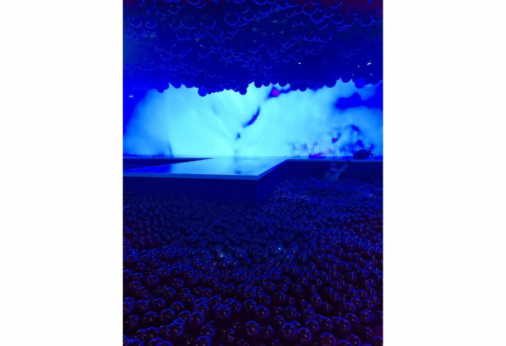 expo Euphoria Hyperstellar, piscine à balles géante par Hyperstudio, Quiet ensemble, Roman Hill et Vincenzo Pizzi