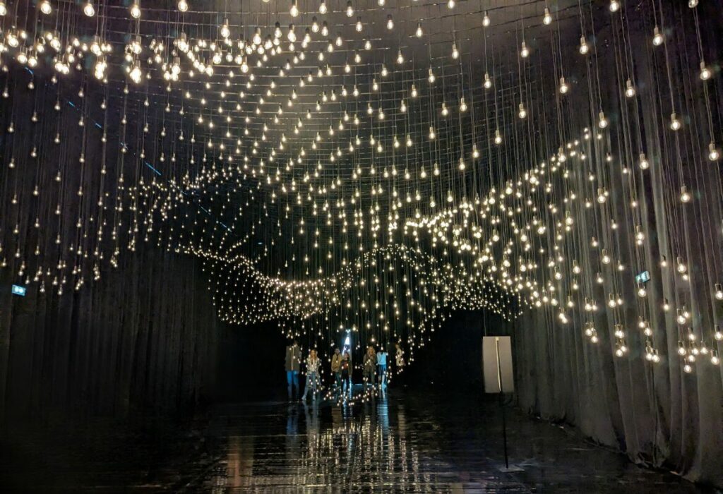 Pulse technology de Rafael Lozano Hemmer à l'expo Euphoria au Grand Palais