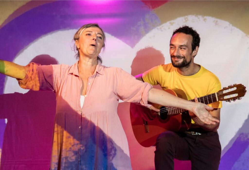 Dans les bras de brassens Corinne Calmels Arthur Foucault Théâtre du Chien Blanc