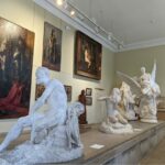 salle intérieure du Musée Puech Denys à Rodez, avec des sculptures et des peintures
