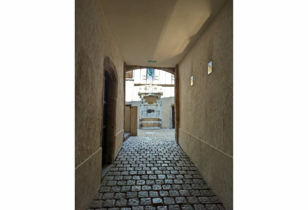 vue de la cours du musée Fenaille depuis un couloir