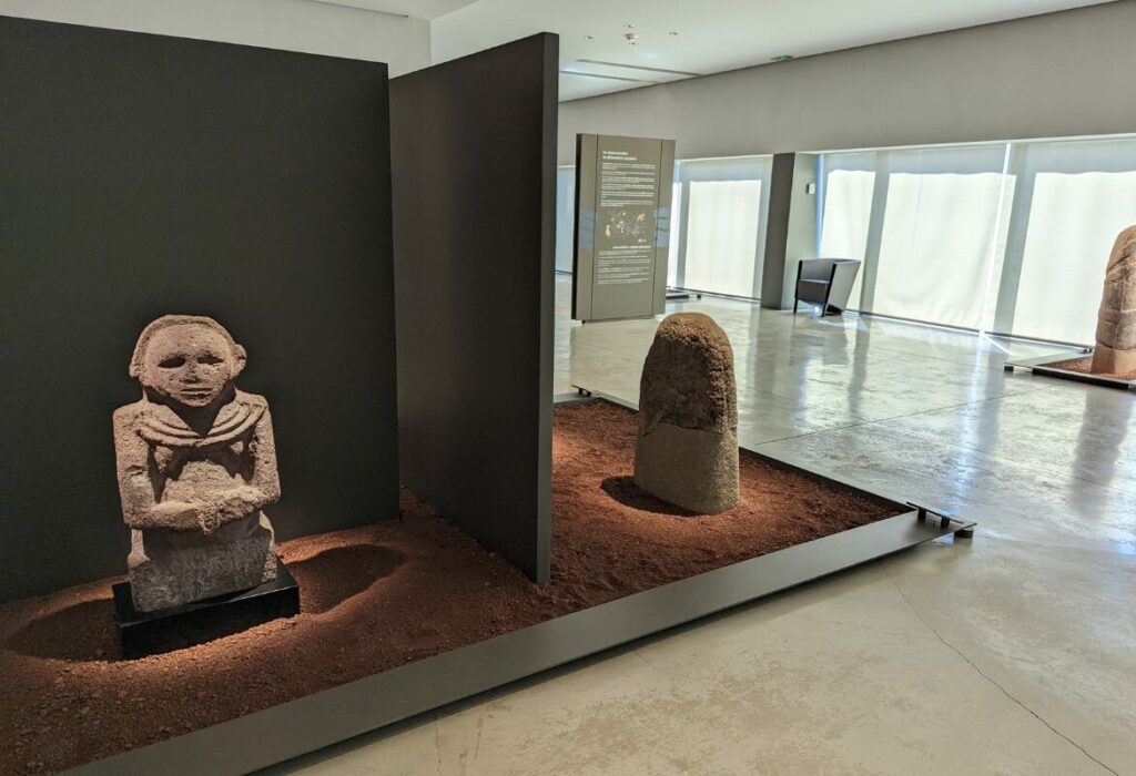 salle des statues menhirs au musée Fenaille de Rodez