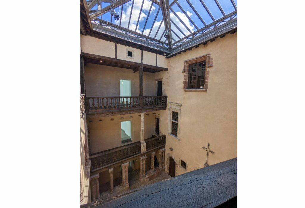 Les corridors visibles de la cours intérieurs du musée Fenaille de Rodez