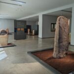 salle des statues menhirs dans le musée Fenaille de Rodez